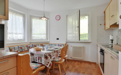 Cecilia 647.5: Værelse, Ejendom, Møbel, Køkken, Bygning, Etage, Cabinetry, Indretning, Trægulve, Hus