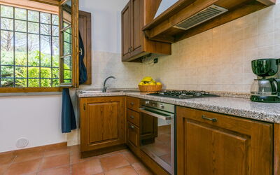 Casolare Bretulla 649.4: Cabinetry, Countertop, Ejendom, Køkkenvask, Køkken Apparat, Køkken, Komfur, Vindue, Træ, Husholdningsapparat