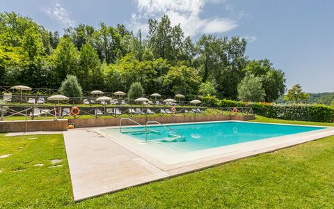 Castelfiorentino 651: Møbel, Ejendom, Loftsventilator, Cabinetry, Bord, Couch, Belysning, Billedramme, Træ, Countertop