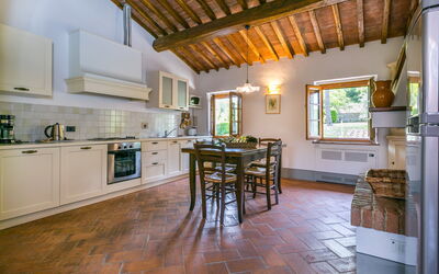 Francigena 651.4: Møbel, Cabinetry, Træ, Bord, Stue, Indretning, Gulvbelægning, Stol, Etage, Countertop