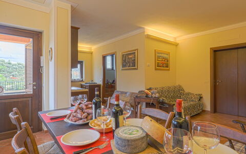 Gaiole in Chianti 649: Bord, Møbel, Bordservice, Ejendom, Stol, Flaske, Træ, Bygning, Indretning, Stue