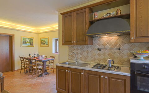 Gaiole in Chianti 649: Countertop, Cabinetry, Møbel, Ejendom, Håndvask, Køkkenvask, Komfur, Køkken, Bygning, Træ