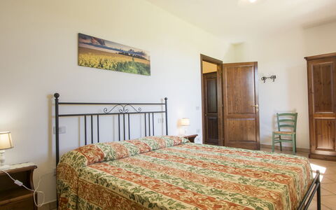 Cecina 613: Soveværelse, Seng, Værelse, Møbel, Ejendom, Sengetøj, Bed Frame, Sengetøj, Bygning, Loft