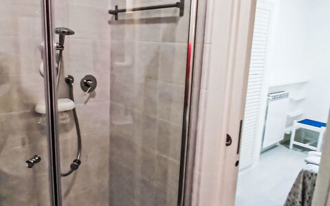 I Pini: Sanitærarmatur, Etage, Gulvbelægning, Badeværelse, Bruser, Vvs, Bruser Dør, Brusehoved, Brusestang, Flise