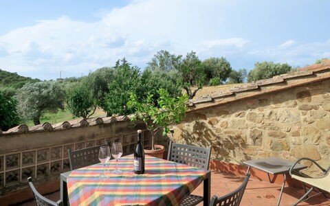 La Collina Fiorita: Sky, Himmel, Møbel, Bord, Ejendom, Stol, Bygning, Træ, Udendørs Møbler, Indretning