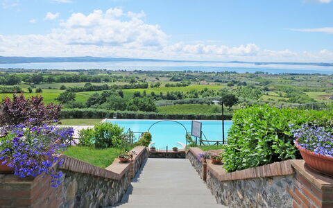 Lago di Bolsena 619: Ejendom, Naturlige Landskab, Himmel, Ejendom, Estate, Landskab, Hus, Bygning, Have, Ferie