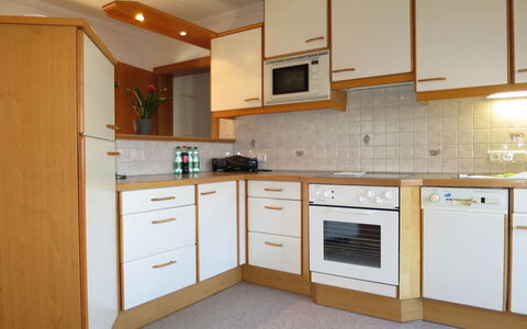 Liftblick: Countertop, Cabinetry, Håndvask, Køkken, Køkken Apparat, Komfur, Husholdningsapparat, Skuffe, Bygning, Stol