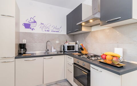 Marina: Cabinetry, Countertop, Ejendom, Håndvask, Køkkenvask, Tap, Komfur, Køkken, Køkken Apparat, Indretning