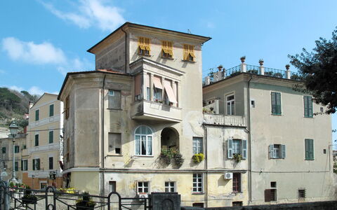 Porta Reale (Flg211): Himmel, Bygning, Vindue, Sky, Urban Design, Hus, Træ, Hegn, Boligområde, Facade