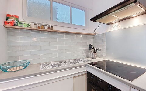 Foncillon: Køkken, Større Bandage, Countertop, Indretning, Køkken Apparat, Gulvbelægning, Loft, Cabinetry, Komfur, Husholdningsapparat