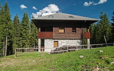 Bled 910: Sky, Himmel, Plante, Bygning, Ejendom, Træ, Hus, Naturlige Landskab, Land Lot, Vindue