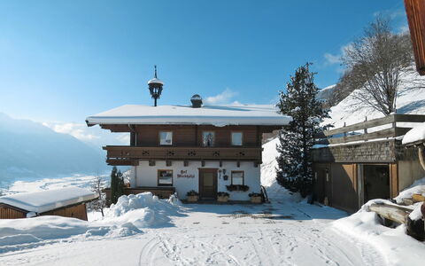 Bramberg am Wildkogel 697: Himmel, Sne, Sky, Bygning, Ejendom, Vindue, Hældning, Træ, Hus, Sommerhus