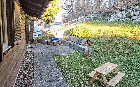 Crap Grisch: Flise, Backyard, Have, Walkway, Skygge, Cobblestone, Gård, Indkørsel, Lawn, Landscaping