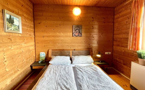 Alpenblick: Indretning, Seng, Gulvbelægning, Etage, Møbel, Soveværelse, Væg, Træ, Loft, Værelse