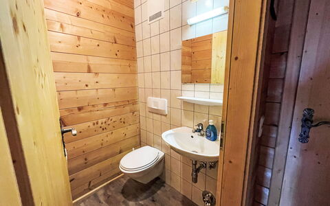 Marianne: Tap, Sanitærarmatur, Håndvask, Badeværelse, Træ, Gulvbelægning, Etage, Væg, Badeværelsesvask, Hårdttræ