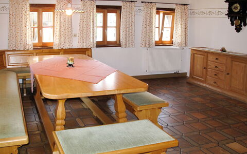 Mader: Værelse, Møbel, Ejendom, Bord, Etage, Spisestue, Indretning, Hus, Hårdttræ, Bygning