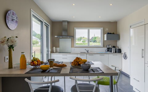 Terre et Mer: Countertop, Cabinetry, Ejendom, Møbel, Bord, Vindue, Køkken, Indretning, Komfur, Bordservice