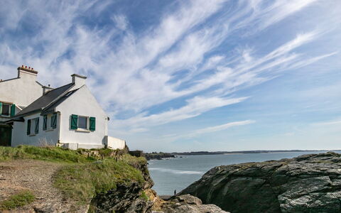 Les Roches: Sky, Himmel, Vand, Vindue, Azure, Bygning, Hus, Highland, Plante, Coastal Og Oceaniske Landskabsformer