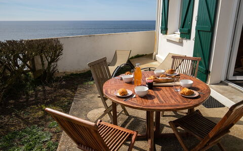 Les Roches: Bord, Møbel, Ejendom, Plante, Stol, Vand, Himmel, Udendørs Møbler, Udendørs Bord, Træ