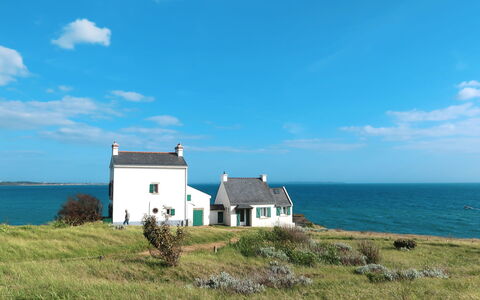 Les Roches: Himmel, Hus, Blå, Ejendom, Hav, Naturlige Landskab, Kyst, Græs, Sommerhus, Coastal Og Oceaniske Landskabsformer
