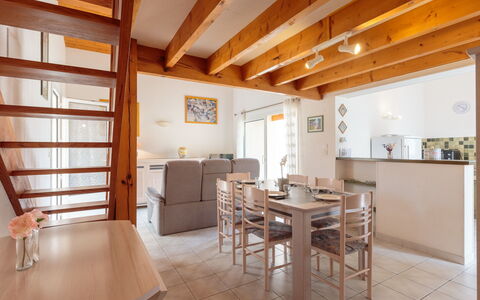 Brive 2: Bord, Møbel, Ejendom, Træ, Stol, Indretning, Gulvbelægning, Arkitektur, Etage, Hårdttræ