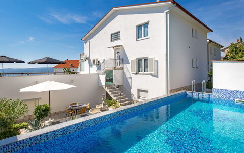Crikvenica 723: Vand, Himmel, Plante, Ejendom, Svømmepøl, Bygning, Vindue, Azure, Skygge, Sky