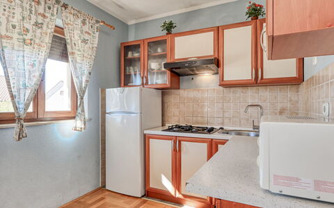 Crikvenica 724: Større Bandage, Køkken, Køkken Apparat, Træ, Indretning, Møbel, Husholdningsapparat, Cabinetry, Gulvbelægning, Etage