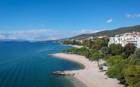 Crikvenica 724: Vand, Himmel, Vandressourcer, Sky, Azure, Træ, Coastal Og Oceaniske Landskabsformer, Strand, Bjerg, Sø