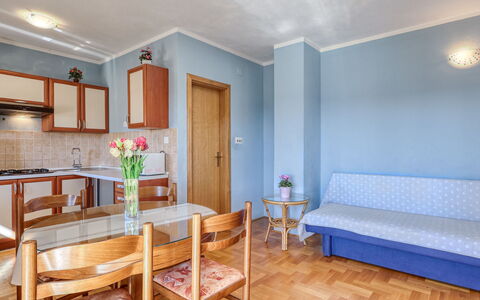 Crikvenica 724: Indretning, Møbel, Gulvbelægning, Etage, Værelse, Loft, Bord, Lejlighed, Stue, Couch
