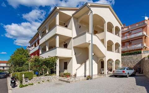 Crikvenica 724: Himmel, Sky, Bygning, Ejendom, Vindue, Hjul, Bil, Plante, Ejerlejlighed, Hus