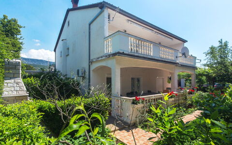 Crikvenica Jadranovo 612: Plante, Bygning, Himmel, Vindue, Hus, Træ, Sky, Land Lot, Sommerhus, Boligområde