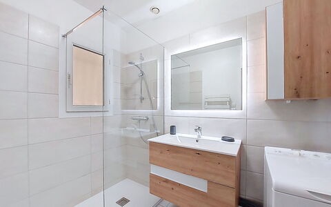 Brive 1: Gulvbelægning, Etage, Sanitærarmatur, Indretning, Badeværelse, Badeværelsesskab, Badeværelsesvask, Cabinetry, Spejl, Håndvask