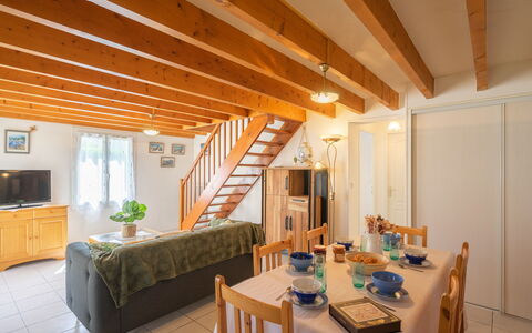 Brive 1: Bord, Møbel, Cabinetry, Træ, Bygning, Couch, Indretning, Stueplante, Gulvbelægning, Etage