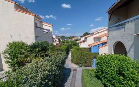 Hameau des Flots: Plante, Himmel, Sky, Bygning, Azure, Vindue, Vejbelægning, Land Lot, Urban Design, Boligområde