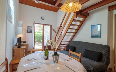 Hameau des Flots: Bord, Bordservice, Møbel, Ejendom, Bygning, Plante, Træ, Belysning, Indretning, Billedramme