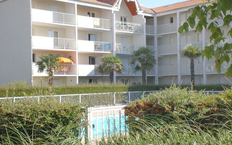 Vaux sur Mer 300: Plante, Himmel, Bygning, Daytime, Vindue, Land Lot, Vegetationen, Træ, Hus