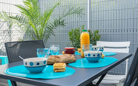 Les Jardins D'Agathe: Bord, Bordservice, Mad, Møbel, Ejendom, Tallerkner, Grøn, Drinkware, Azure, Kop