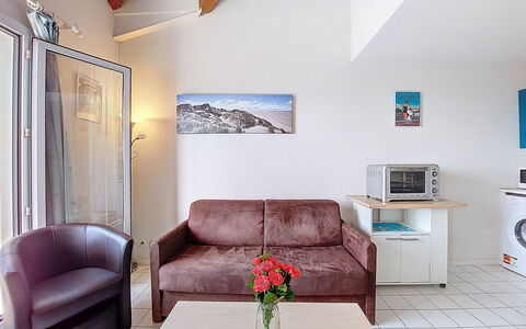 Vaux sur Mer 550: Møbel, Indretning, Etage, Gulvbelægning, Loft, Værelse, Lejlighed, Hjem, Couch, Stue