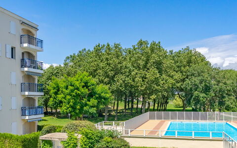 Vaux sur Mer 550: Himmel, Plante, Ejendom, Sky, Bygning, Land Lot, Vegetationen, Vindue, Træ, Urban Design
