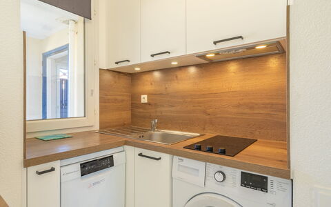 Vaux sur Mer 550: Countertop, Større Bandage, Køkken Apparat, Køkken, Gulvbelægning, Træ, Indretning, Sanitærarmatur, Cabinetry, Etage