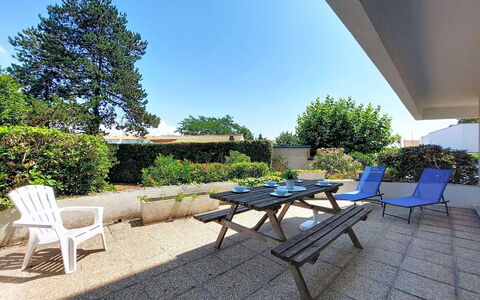 Vaux sur Mer 700: Busk, Have, Skygge, Udendørs Møbler, Landscaping, Lawn, Gård, Walkway, Backyard