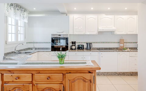 Heringklee: Køkken, Countertop, Indretning, Cabinetry, Møbel, Køkken Apparat, Gulvbelægning, Træ, Større Bandage, Etage