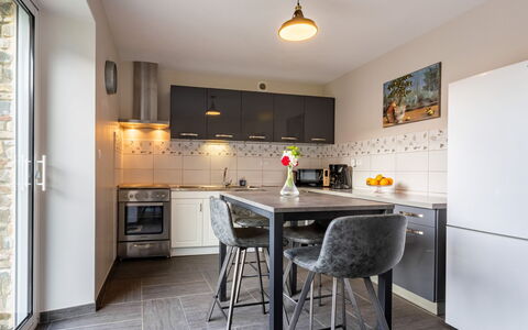 La Lucerie: Møbel, Ejendom, Countertop, Cabinetry, Bord, Træ, Indretning, Stol, Gulvbelægning, Køkken
