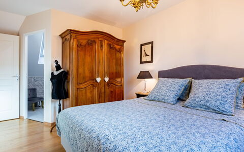 La Lucerie: Ejendom, Møbel, Cabinetry, Komfort, Blå, Træ, Bed Frame, Indretning, Dør, Bygning