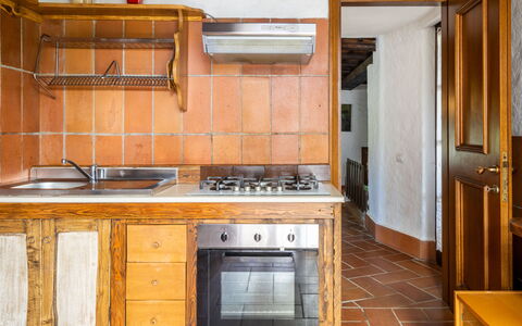 Leggiuno 605: Værelse, Køkken, Ejendom, Countertop, Cabinetry, Møbel, Komfur, Hus, Bygning, Større Bandage
