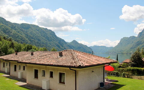 Lago D'Idro 649: Bjergrige Landskabsformer, Bjerg, Ejendom, Bjergkæde, Hill Station, Highland, Hus, Tag, Himmel, Landdistrikt