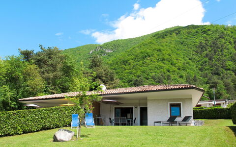 Lago D'Idro 650: Ejendom, Hus, Himmel, Hjem, Græs, Arkitektur, Ejendom, Land Lot, Bjerg, Bygning