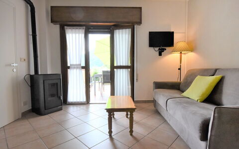 Lago D'Idro 650: Møbel, Bygning, Komfort, Dør, Bord, Træ, Textile, Skygge, Couch, Indretning