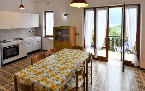 Villa Martinelli: Cabinetry, Møbel, Bord, Countertop, Plante, Vindue, Køkken, Belysning, Indretning, Etage