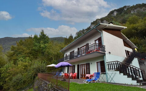 Villa Martinelli: Sky, Himmel, Plante, Ejendom, Bjerg, Bygning, Træ, Vindue, Land Lot, Naturlige Landskab